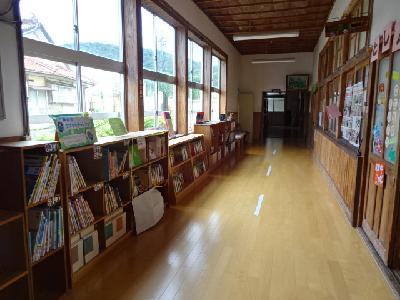 図書室前の廊下