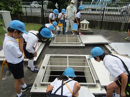 美川浄水場１　井戸を見ている子どもたち