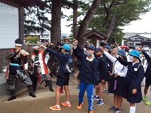 いざ松江城へ。ほら貝の合図で出発です。