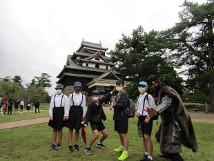 松江城をバックに記念写真。