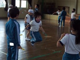 一生懸命跳ぶ練習をしている同級生を見守っています。
