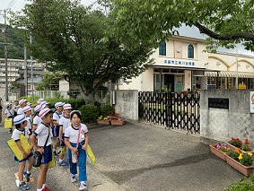 美川幼稚園前で立ち止まり確認する子供たち。