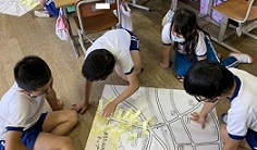 町探検マップに付箋を貼る子どもたち２。