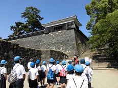 本坂にて石垣の手法について話を聞いています