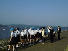 宍道湖を眺める子どもたち