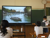 パワーポイントで発表。画面には堀川遊覧の船の写真と説明文が映し出されています。