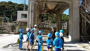 コンクリート製作の建物を見学している子どもたち