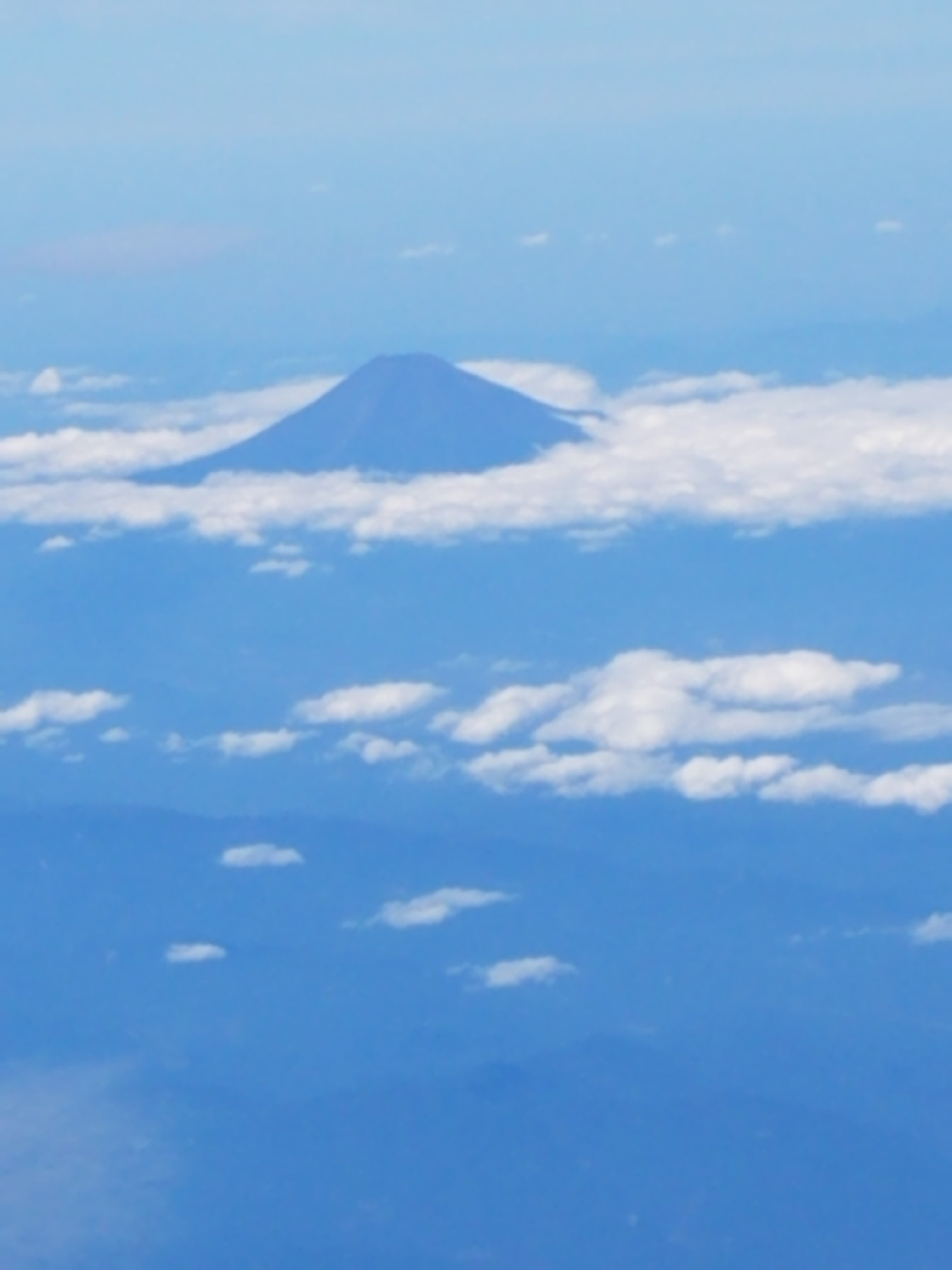 機内より富士山を望む