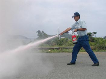 火元に向けて薬剤をを放射している画像