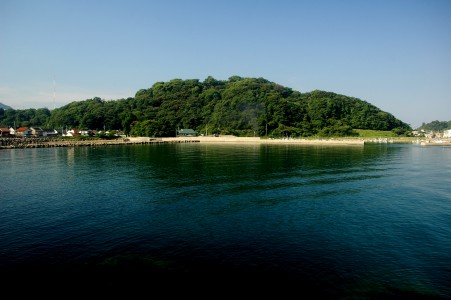 海に浮かぶ亀山