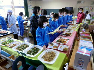 6年生バイキング給食3