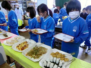 6年生バイキング給食1