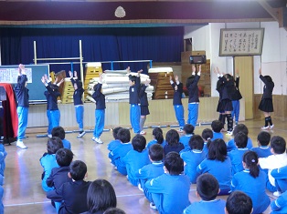 笑顔で今日もの振り付け写真