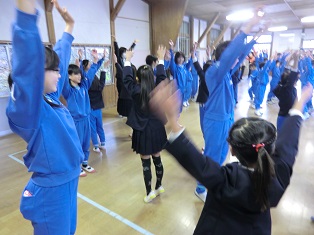 全校で踊るところの画像