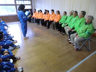 お礼の手紙を読んでいる写真