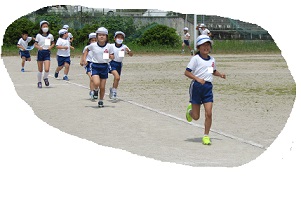 業間マラソン１　校庭を走っているこどもたち