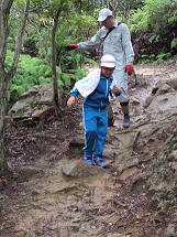 冒険の森４　滑りやすい山道をくだっています