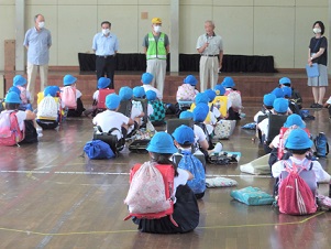 下校前に　見守り隊の方があいさつをしているところです