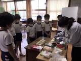 お茶の入れ方を学んでいるところ