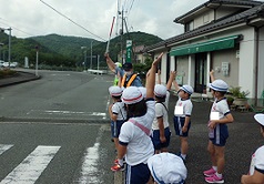 横断歩道で手を挙げて左右の確認をしています