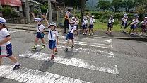 手を挙げて横断歩道を渡っています