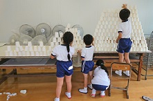 紙コップを高く積み重ねています
