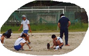 中学生が校庭の草取りをしています