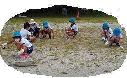 小学生が草取りをしています
