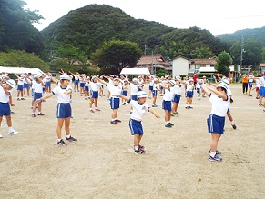 ラジオ体操をしている小学生