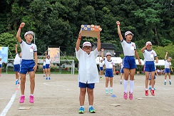 応援合戦赤組　右手のこぶしを空に向け、ジャンプしています。