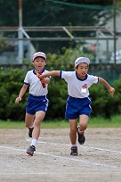 美川っ子リレー２　バトンを受け取る４年生