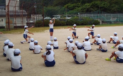 応援練習青組　５６年生がポーズを伝えています