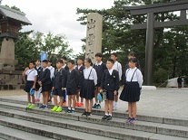 鳥居前での集合写真です。