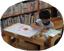 図書担当の先生を描いています。