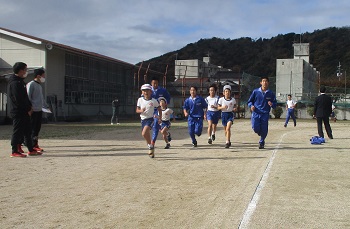 中学年男子と伴走する中学生