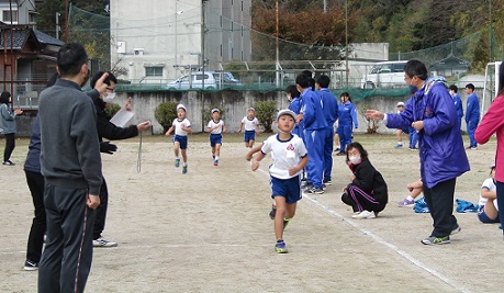 低学年男子がゴールに向かってダッシュしています。