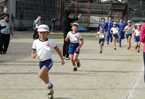 中学年男子が走っている様子の２枚目です。