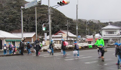 交差点の横断歩道で指導をされている様子