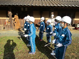 のこぎりを手に持ち、山へ入る準備ができました。