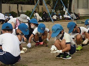 黙々と草を抜く子どもたち