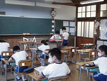 中学生が丸付けをしてくれています。