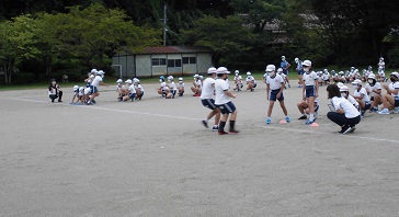 ぐるぐるリレーの練習をしています。