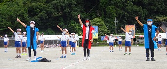 赤組応援の様子です。空に向かって腕を上げ指をさしています。