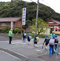 横断歩道前で子どもたちを見守っておられます。