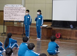 美川小人権宣言の読み合わせをリードする委員会メンバー。