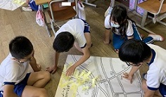 町探検マップに付箋を貼る子どもたち２。