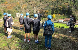 一の瀬公園で話を聞くこどもたち