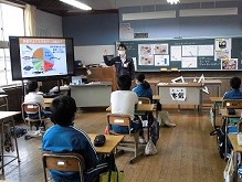 水産課の方が浜田のお魚についてお話をされています。