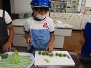 野菜を包丁で切っています