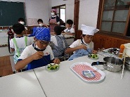 作った料理をエプロン姿で食べています